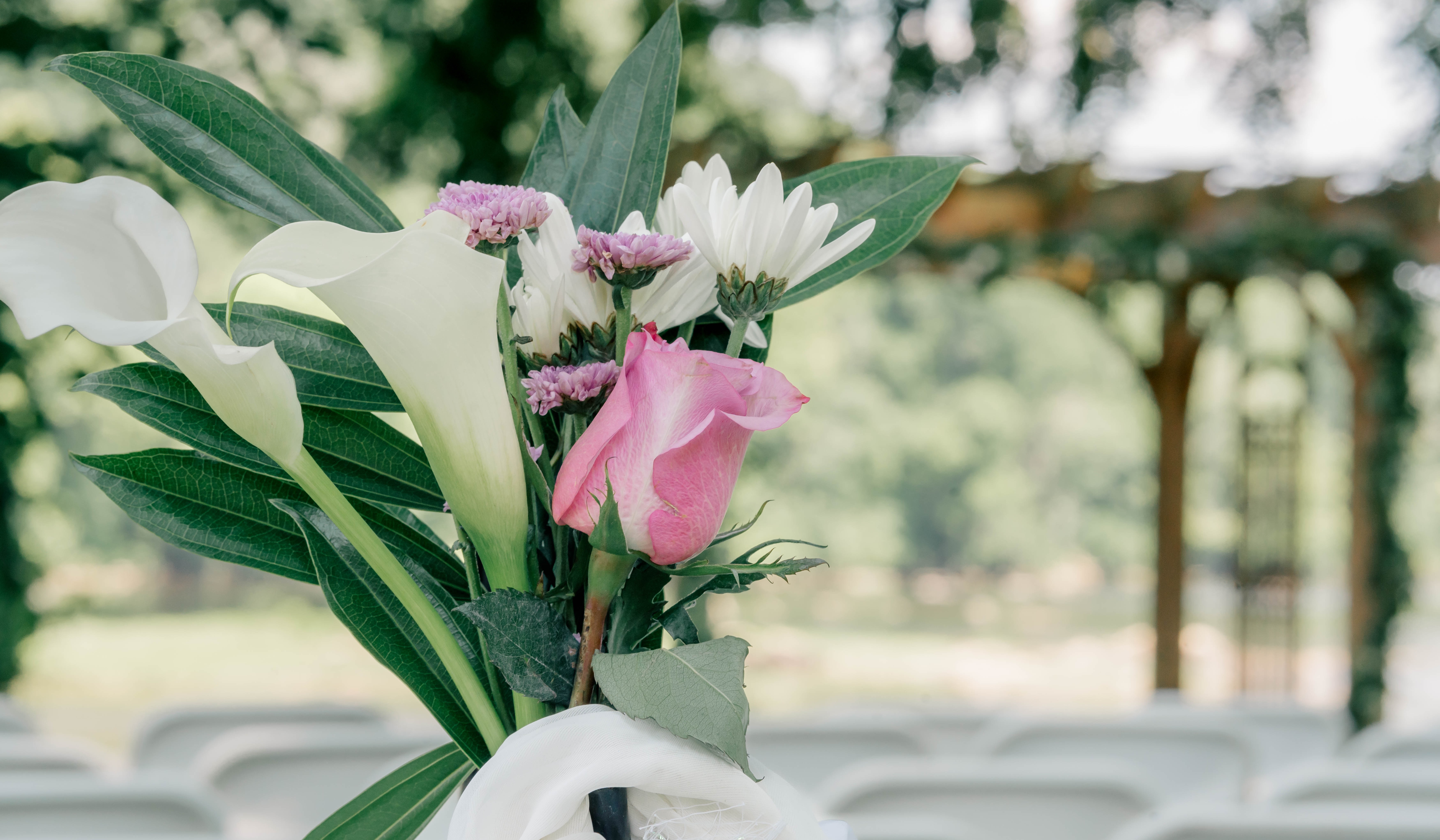 Planning a riverside wedding in Virginia? Discover what couples should know about outdoor waterfront weddings, venue planning, guest experience, and creating a stress-free celebration.